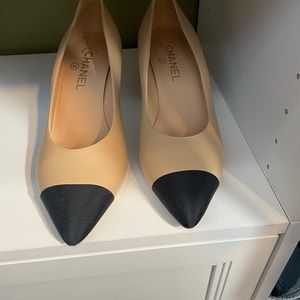 Gorgeous lambskin Chanel kitten heel pump in tan and black size 40.5 or 10.5
